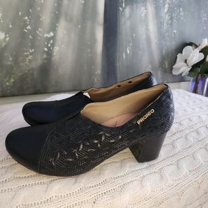 NWT.Black Women's Heeled Shoes